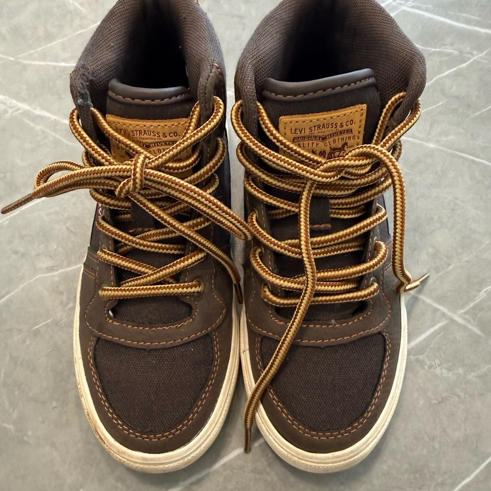 Levi’s boys high top sneakers Sz. 13